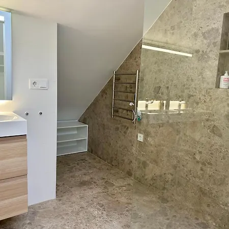 4 Bedroom Duplex Penthouse Califa شقة